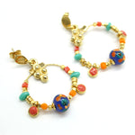 Boucles d'oreilles style créole, fermoir acier, perles filée en verre de murano bleu, décor orangé, pampilles couleur corail